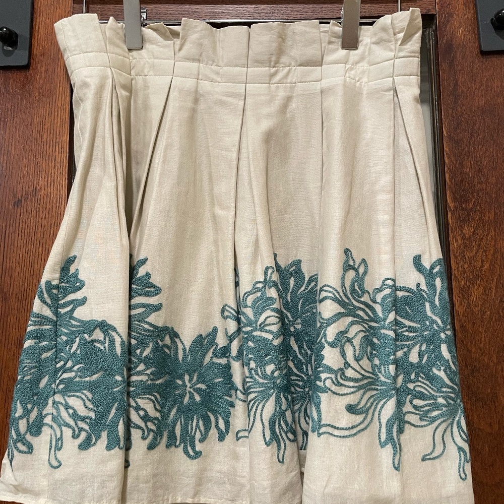 NWOT BCBGeneration Pleated Beige and Green Embroidered Mini Skirt